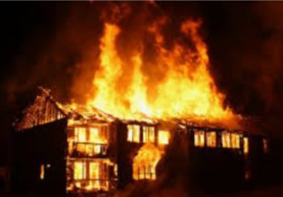 जुम्लाको तातोपानीमा आगलागी, एक परिवारको तेस्रो तला जलेर नष्ट